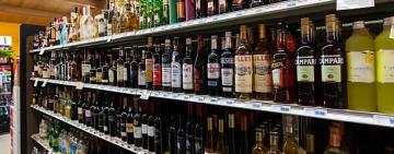 В Кілії судили поціновувача елітного алкоголю, який шість разів крав його в АТБ